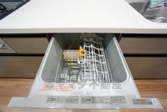 家事の時間が短縮できる食器洗浄乾燥機付。後片付けもラクラクです。 食器を洗う手間が減るので家族とのコミュニケーションの時間や自分の時間が増えますね。