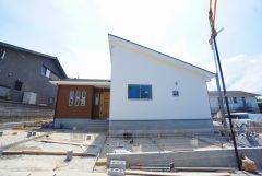 小学校・中学校まで11分圏内。 お子様がいても安心です＾＾ 西鉄バス高雄中央公園バス徒歩3分＾＾ 通勤通学に便利＾＾