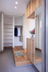 玄関は使いやすいL字型のホール。土間収納は天井まであり、たっぷり収納出来ます＾＾