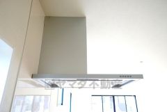 レンジフード。 調理により発生する油煙や臭いを吸い込み、屋外へ排気してくれます。