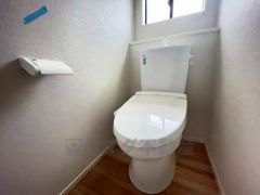 温水洗浄機付トイレです。節水機能もあるので、安心して使えますね。もちろん、1階2階の2ヶ所にトイレがあるので、忙しい朝にもゆとりができますね。