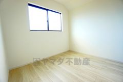 暖かい日差しが差し込む洋室。お気に入りの家具とインテリアで素敵な部屋を作りましょう＾＾