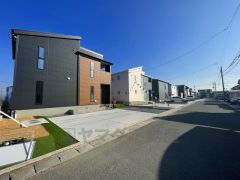 前面道路西側約6.2ｍ。幅広いため車の離合もスムーズです＾＾