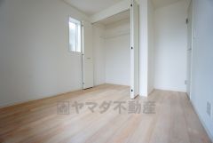 同仕様写真。木目調のシンプルデザインで落ち着きと安らぎの空間に仕上げています。各部屋に収納が完備されているので、お荷物が多くなっても安心の設計です。