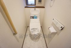 同仕様写真。温水洗浄機付トイレです。節水機能もあるので、安心して使えますね。