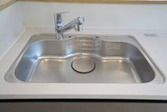 広々とした凸型シンクに洗剤ポケットを標準装備。大きなお鍋など洗いやすいです。洗剤や石鹸、スポンジもすっきりできる収納付き。