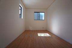2面採光を確保した明るい室内は、風通しも良く、大変居心地の良い空間となっております。爽やかな風を感じて起きる朝は、快適生活の始まりに。