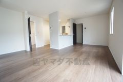 家族が集まる開放的なリビング。約16帖の大空間で毎日のお食事が楽しみです＾＾思い思いの時間を過ごしたり、家族みんなで食事をしたり、素敵な団らんの場になりますね。