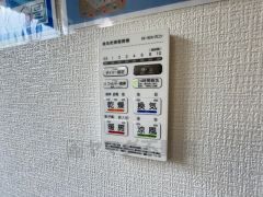 浴室暖房乾燥機には、暖房、乾燥、涼風、換気の4つの機能が付いています。タイマー付きです。