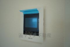 防犯性もばっちり、TVモニター付きインターフォン完備。大きなモニターで玄関先を確認できます。録画機能が付いているので不在時の訪問者も確認できて安心です^^