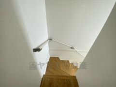 ご年配の方でも安心できる、手すり付き階段です＾＾段差も低めで設定されてますので安全性にも優れてますね＾＾