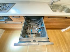 家事の時間が短縮できる食器洗浄乾燥機付。後片付けもラクラクです。 食器を洗う手間が減るので家族とのコミュニケーションの時間や自分の時間が増えますね。
