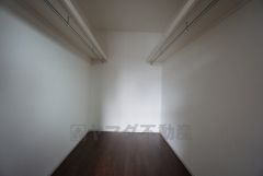 収納力豊富なウォークインクローゼット付き。洋服や小物などを1箇所にまとめて美しい収納を実現します。