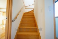 ご年配の方でも安心できる、手すり付き階段です＾＾段差も低めで設定されてますので安全性にも優れてますね＾＾