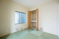 同仕様写真。あると嬉しい1階の一部屋。お子様のお昼寝スペースや客間、お友達やご親戚のお泊り部屋としても使えます。