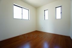 同仕様写真。リビングからの続き間として和室をご用意しました。普段はリビングとつなげて開放的なスペースとして。来客時には客間としてお使いいただけます。