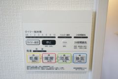 雨の日の洗濯も安心できる浴室暖房乾燥機付き浴室。リモコンで操作もボタン1つで簡単。