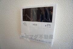 キッチン横からお湯張り、追い炊き、足し湯がボタン一つで楽々操作できる給湯機リモコンです＾＾忙しい夕飯の準備の時間帯に重宝しますね。
