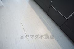 キッチンにある床下収納は、居住スペースを減らさずに買い置きの調味料や非常食などを保管することができます。