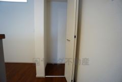 まとめ買いしてもこの収納量なら心配要らずのパントリー。調理家電や食品のストックをすっきりまとめられ、キッチン周りを広々使えます。