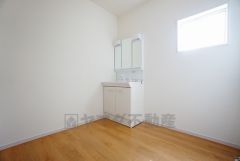 同仕様写真。鏡の後ろはたっぷりの収納スペースを確保。歯みがきセットや化粧品などいつでもスッキと片付けることができます。