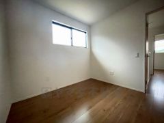 2面採光を確保した明るい室内は、風通しも良く、大変居心地の良い空間となっております。爽やかな風を感じて起きる朝は、快適生活の始まりに。