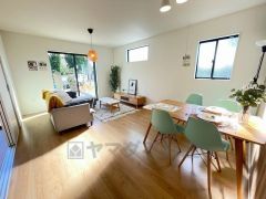 大きな窓のあるリビングは、陽光あふれる明るい空間です。居心地良く、ご家族皆がゆったり寛げる憩いの空間となりそうです。