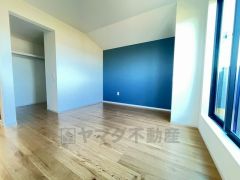 ウォークインクローゼット付きの洋室。スペースも広く、毎日のコーディネートが楽しくなります＾＾