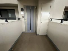 アルコープがあり、自転車などを玄関扉内に置けます。