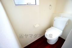 温水洗浄機付トイレです。節水機能もあるので、安心して使えますね。もちろん、1階2階の2ヶ所にトイレがあるので、忙しい朝にもゆとりができますね。