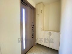 たっぷり収納できるシューズボックスです。家族全員の靴がきれいに整頓できます。棚の上にお花や写真を飾っても良いですね。