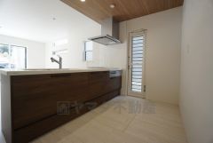 対面式カウンターキッチンでお子様の様子が見守れます。カウンタートップは耐熱性に優れており、日ごろのお掃除もふき取るだけでＯＫ。ステンレスシンクも簡単にお掃除できますよ。