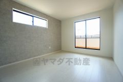 2面採光を確保した明るい室内は、風通しも良く、大変居心地の良い空間となっております。爽やかな風を感じて起きる朝は、快適生活の始まりに。