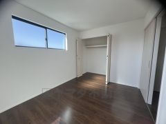 木目調のシンプルデザインで落ち着きと安らぎの空間に仕上げています。各部屋に収納が完備されているので、お荷物が多くなっても安心の設計です。