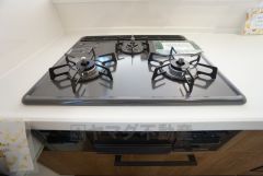 同仕様写真。3口コンロなので、効率よくお料理が楽しめます。毎日のお料理も楽しくなりますね＾＾