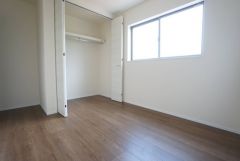 木目調のシンプルデザインで落ち着きと安らぎの空間に仕上げています。各部屋に収納が完備されているので、お荷物が多くなっても安心の設計です。