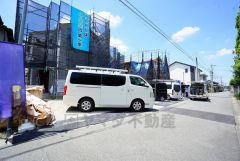 前面道路は交通量が少なく小さなお子様がいるご家庭も安心です＾＾