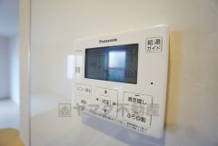 給湯器リモコンはキッチン横からボタンひとつで操作が楽々。通話ボタン付きでお子様とも会話ができて安心です。