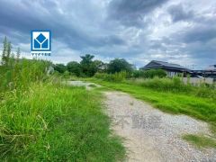 建築条件なし売地。お好きなハウスメーカー・工務店でマイホームが建てられます。小中学校徒歩11分圏内＾＾