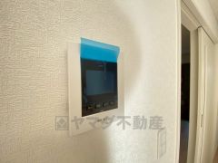 ドアを開けずに来訪者を確認できるモニター付インターフォン。見やすいカラー表示、ハンズフリータイプです。