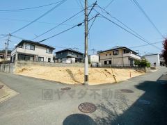 角地で陽当たり風通し良好＾＾前面道路は南側約4ｍ、西側約3.7ｍ。交通量が少ないため安心です。