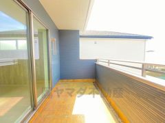 幅広のインナーバルコニーは多少の雨でも洗濯物を守ってくれ、家事を助けてくれること間違いなし。眩しすぎる日差しも和らげます。