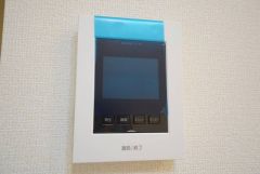 ドアを開けずに来訪者を確認できるモニター付インターフォン。防犯はもちろん、セールスマン対策にもなりますね＾＾