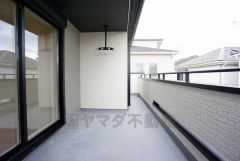 幅広のインナーバルコニーは洗濯物を守りやすく、眩しすぎる日差しも和らげます。 南側に面した大型のバルコニーは日当たり良好です。お洗濯物も気持ちよく干せそうです。