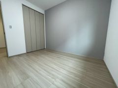 住む人のこだわりを活かす洋室＾＾日当たりがよく、寝室としての利用もおすすめ。広めのクローゼットもあり荷物もすっきり片付けれ、ゆとりのある暮らしが出来ます＾＾