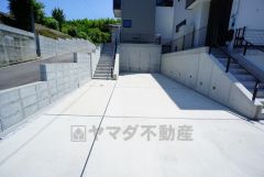 停めやすい並列駐車2台付き。