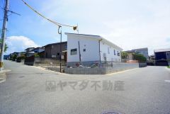 角地＾＾ 前面道路は北・西側4.8ｍ～4.9ｍ。 交通量が少ないため小さなお子様がいても安心です＾＾