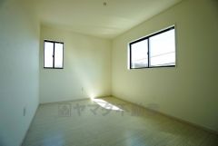 同仕様写真。2面採光を確保した明るい室内は、風通しも良く、大変居心地の良い空間となっております。爽やかな風を感じて起きる朝は、快適生活の始まりに。