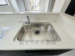 広々とした凸型シンクに洗剤ポケットを標準装備。大きなお鍋など洗いやすいです。洗剤や石鹸、スポンジもすっきりできる収納付き。