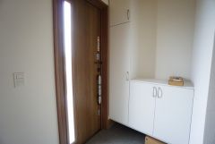 たっぷり収納できるシューズボックスです。家族全員の靴がきれいに整頓できます。棚の上にお花や写真を飾っても良いですね。